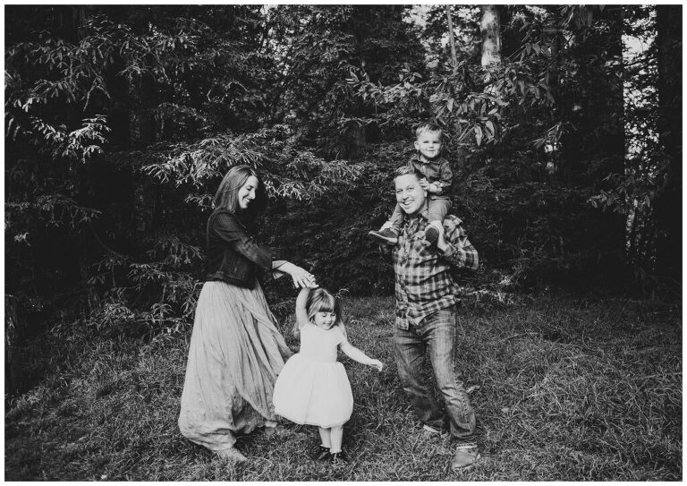 Outdoor family portraits in the Oakland redwoods

