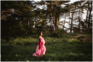 pregnant woman poses on Half Moon Bay beach for maternity photos