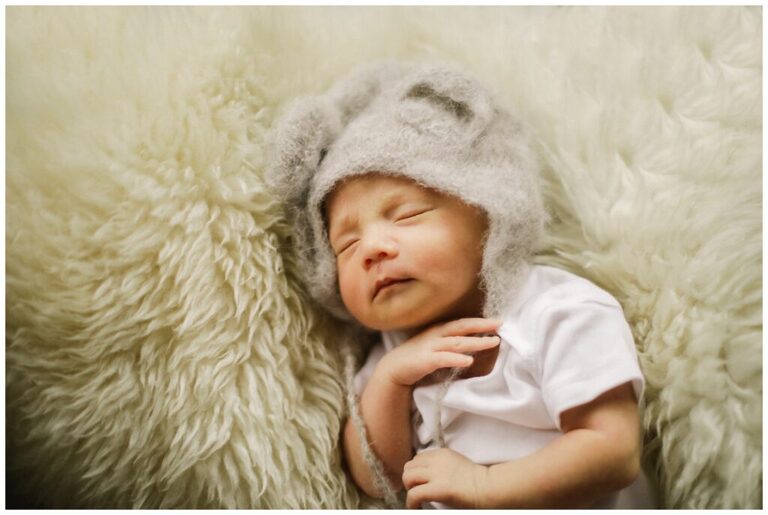 how should i dress my baby for newborn pictures