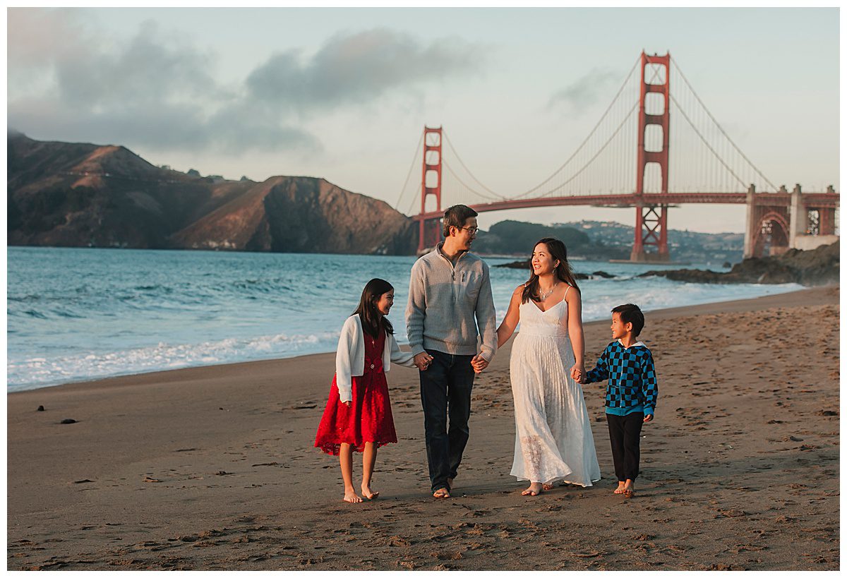 family-walks-on-baker-beach-family-photos