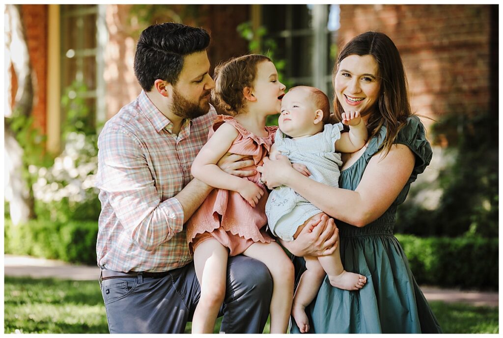 pregnant mom with family during maternity photos at Filoli gardens